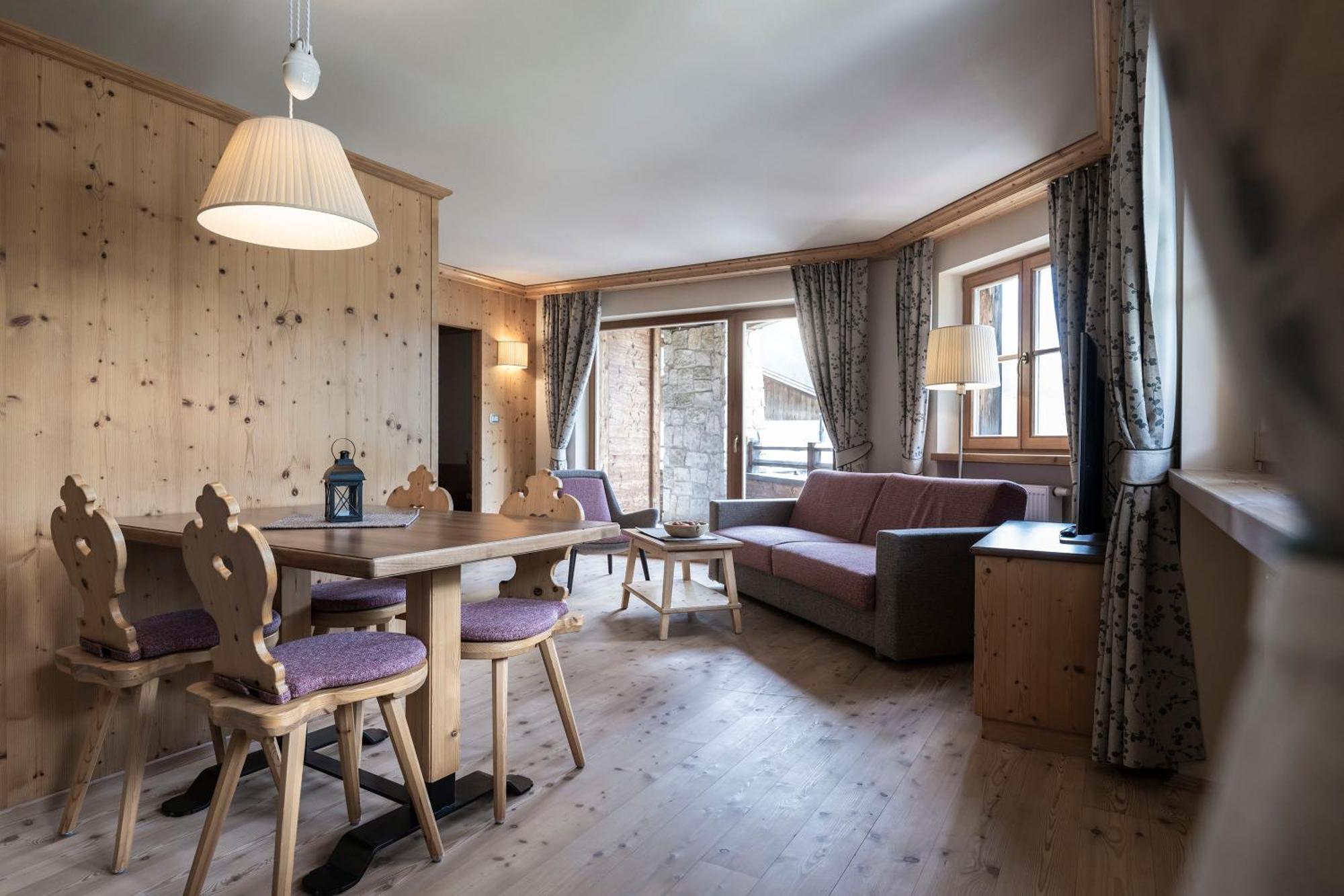 Post Alpina - Family Mountain Chalets San Candido Ruang foto