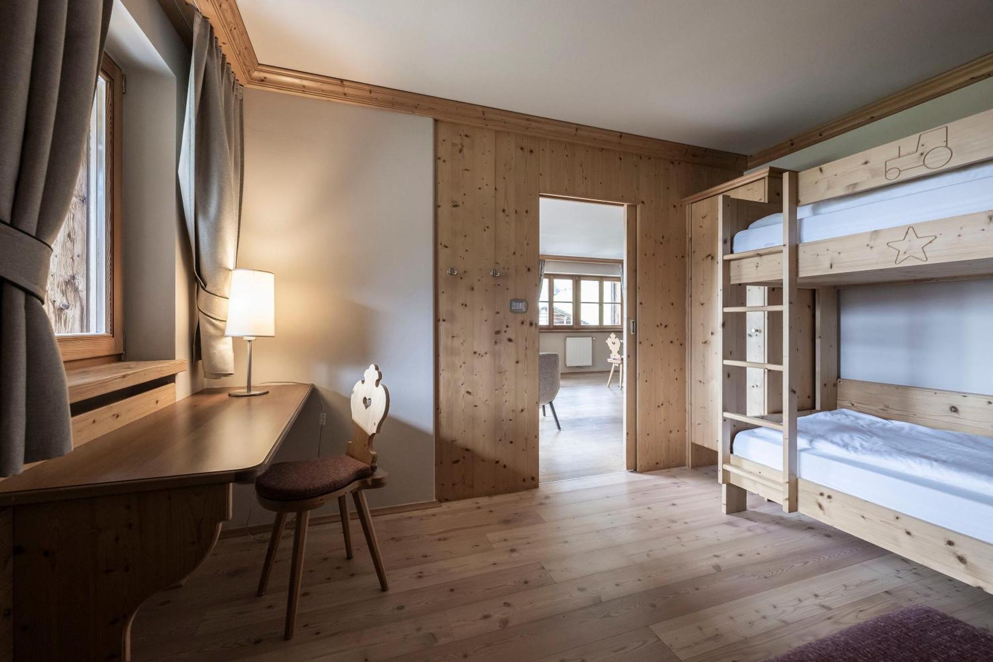 Post Alpina - Family Mountain Chalets San Candido Ruang foto