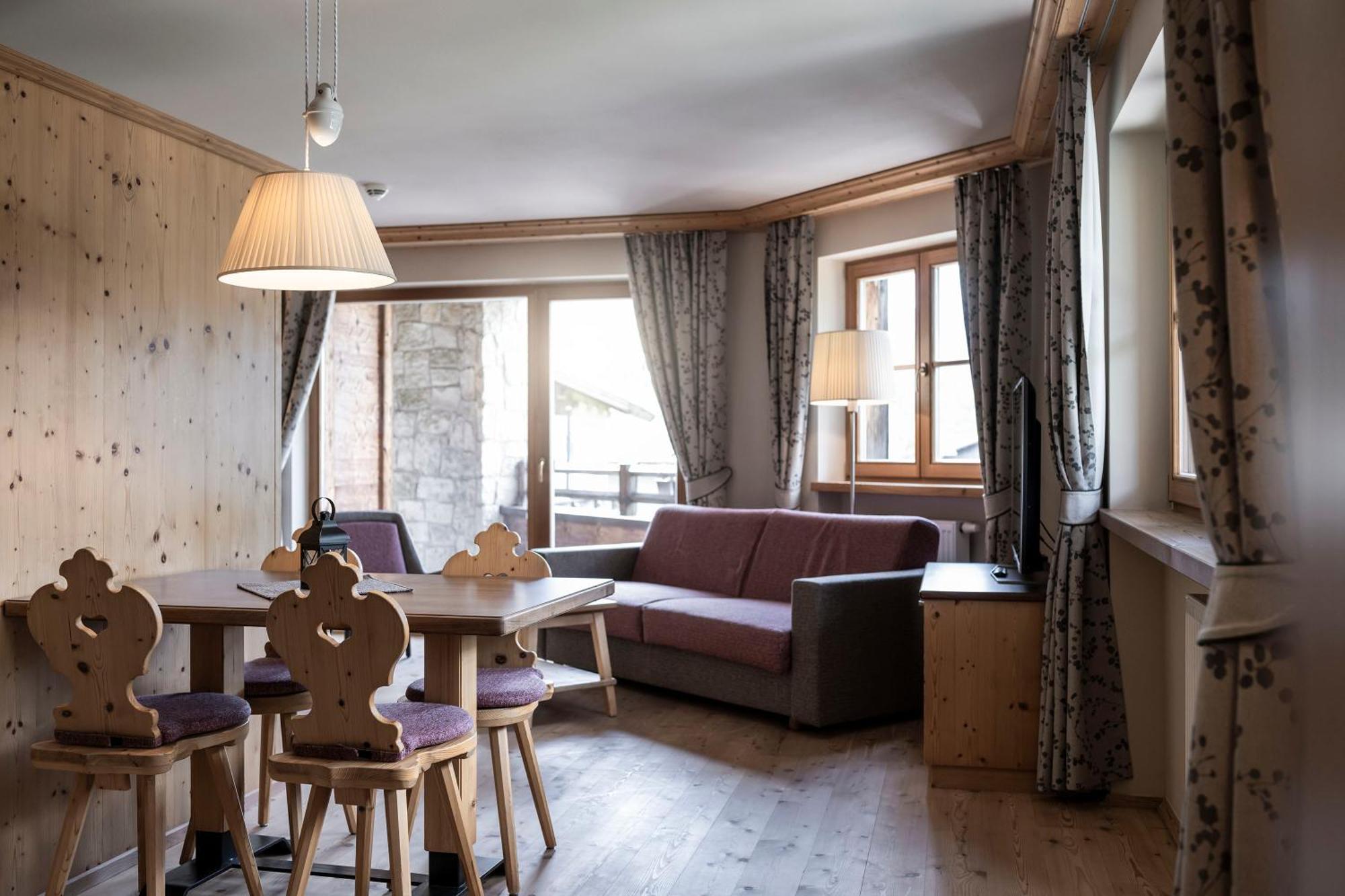 Post Alpina - Family Mountain Chalets San Candido Ruang foto
