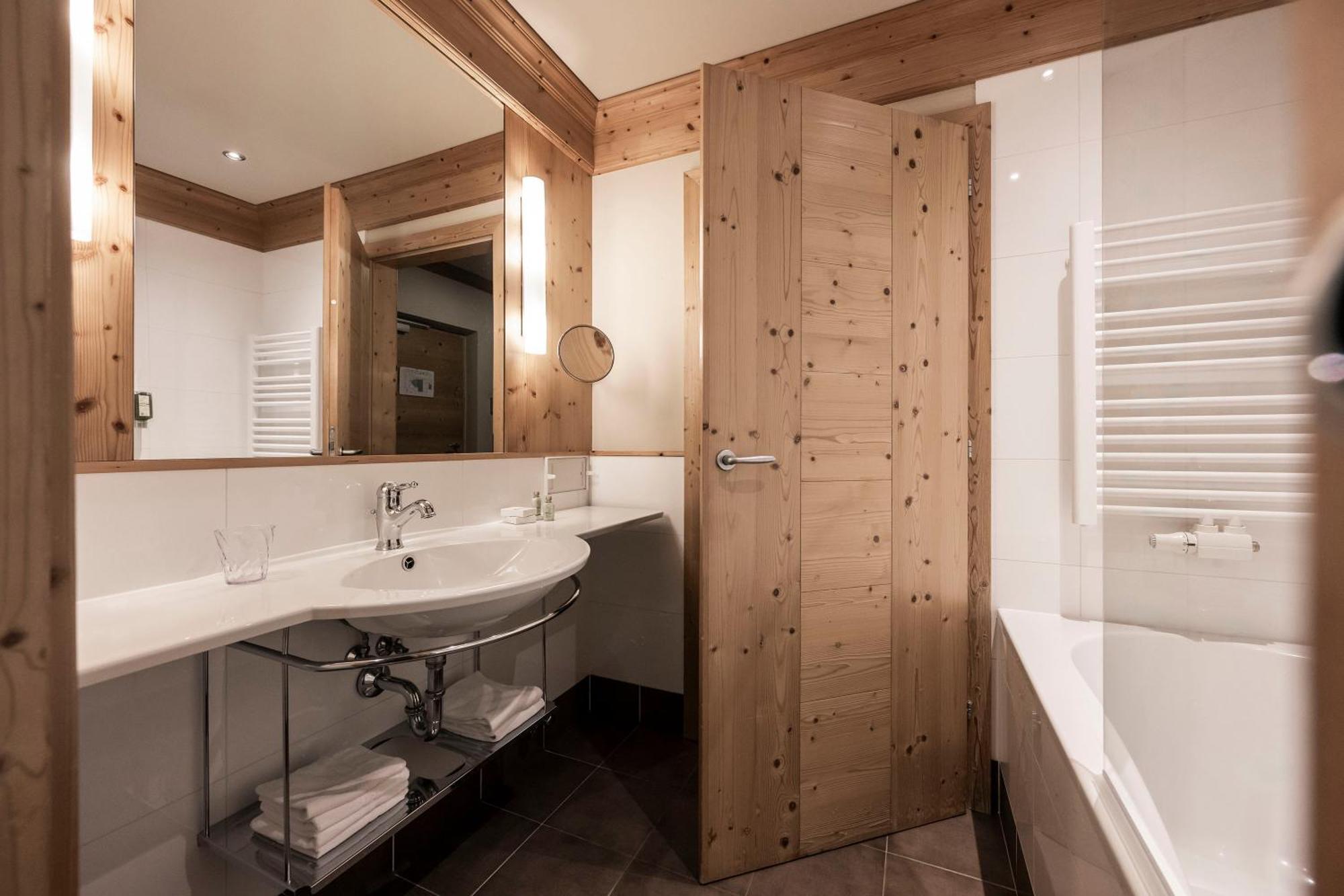 Post Alpina - Family Mountain Chalets San Candido Bagian luar foto