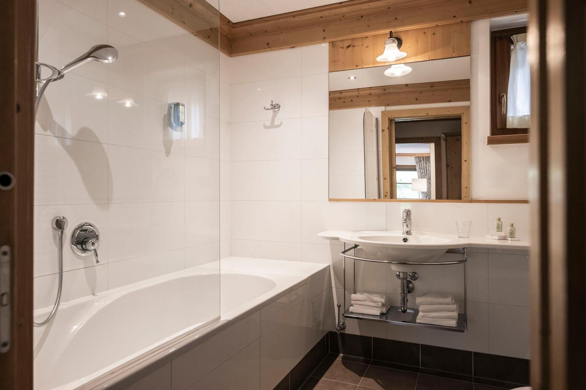 Post Alpina - Family Mountain Chalets San Candido Bagian luar foto