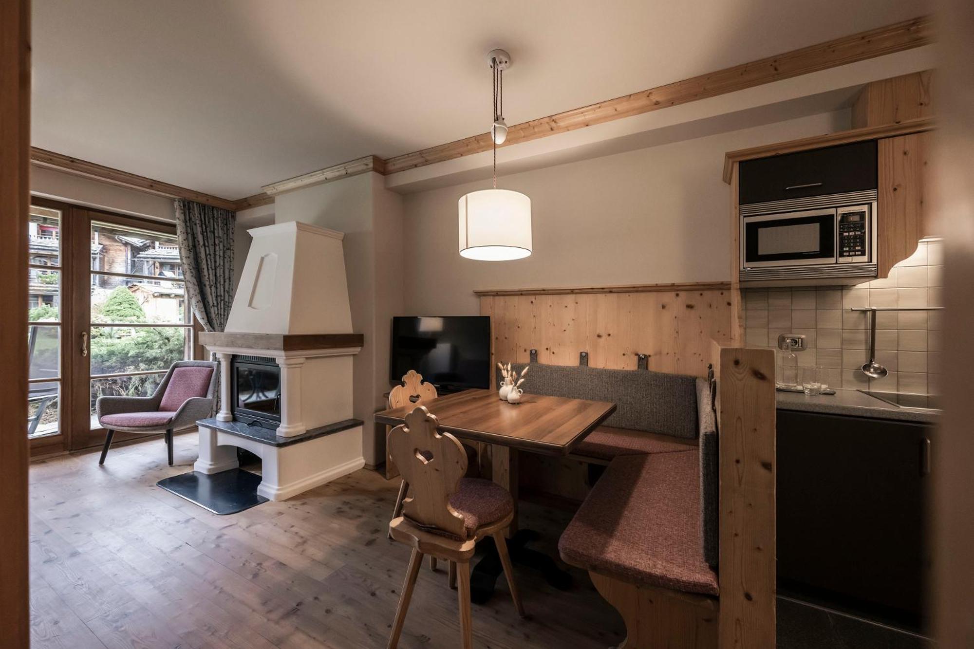 Post Alpina - Family Mountain Chalets San Candido Bagian luar foto